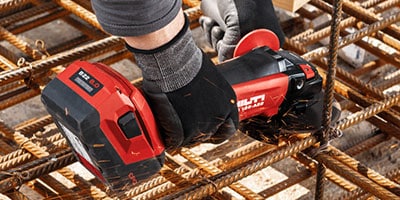 喜利得電池充電器在充電同時(shí)冷卻電池，以提高每次充電的速度